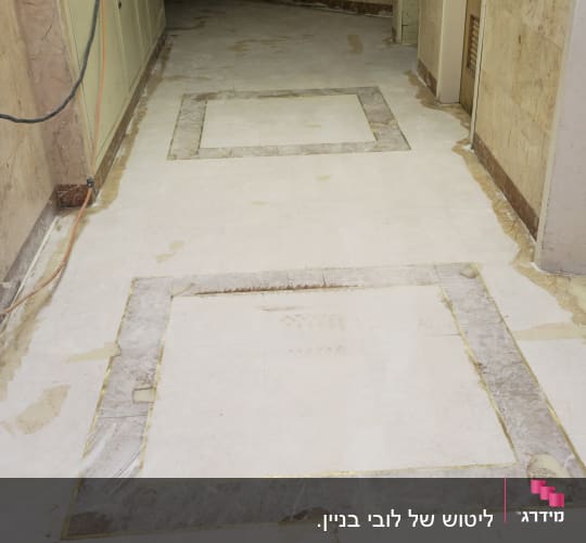 רצפה נקייה עם מסגרות שיש במסדרון